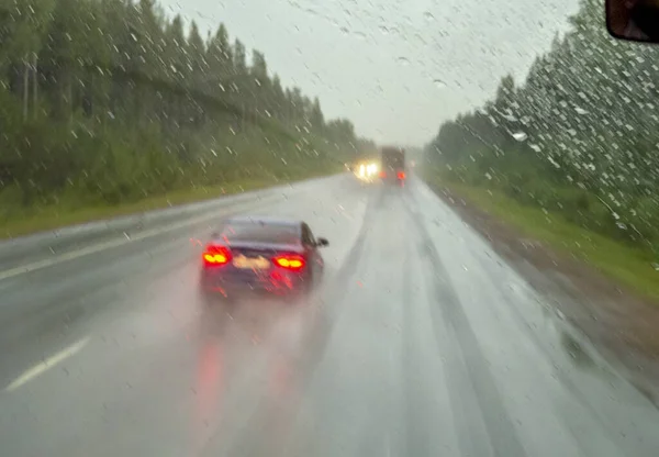 Regen Auf Der Autobahn Blick Durch Eine Nasse Windschutzscheibe — Stockfoto