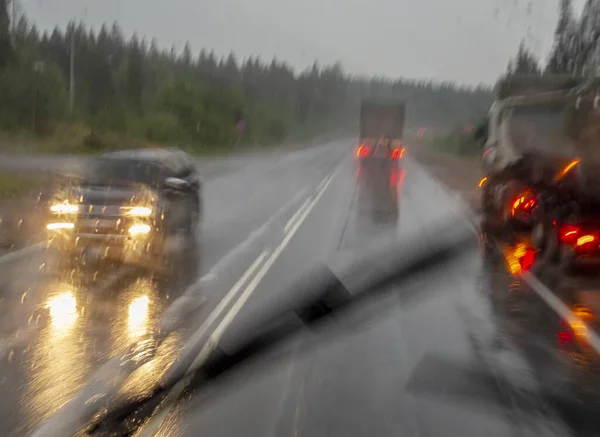 Chuva Auto Estrada Vista Através Pára Brisas Molhado — Fotografia de Stock