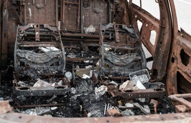 Eski, çürümüş, terk edilmiş araba. 