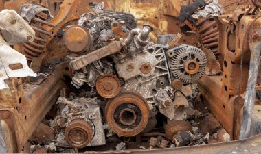 Eski terk edilmiş bir arabanın paslı motoru. Entropinin sembolü