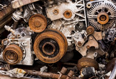 Eski terk edilmiş bir arabanın paslı motoru. Entropinin sembolü