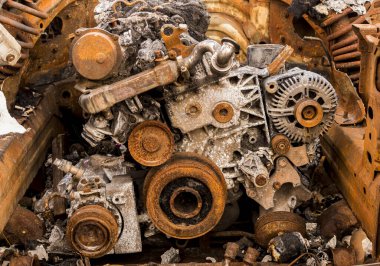 Eski terk edilmiş bir arabanın paslı motoru. Entropinin sembolü