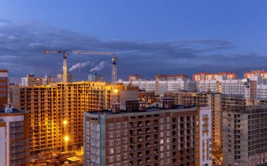 St. Petersburg 'un dışında yeni binalar. İnşaat alanı