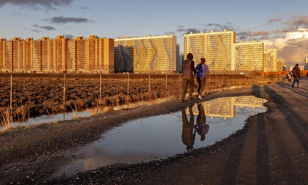Mensen Lopen Een Landweg Reflectie Plas — Stockfoto