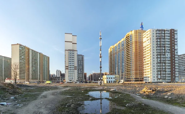 Bir Yerleşim Bölgesinde Hücresel Tekrarlayıcı Kule — Stok fotoğraf