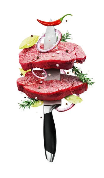 Nyers marhahús darabok késsel, fűszerrel és borssal — Stock Fotó