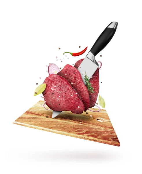 Darabolt nyers marhahús késsel, fűszerrel és borssal — Stock Fotó