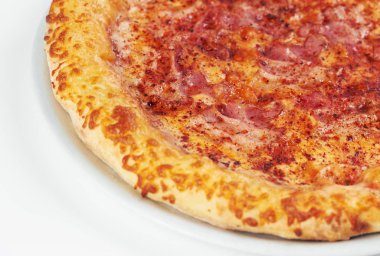 Beyaz arka planda pizza.