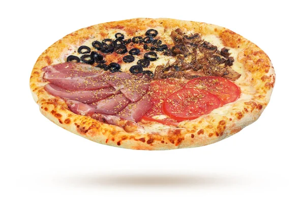 Pizza på en vit bakgrund — Stockfoto