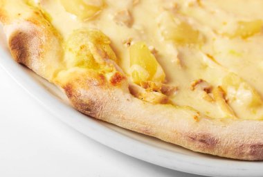 Beyaz arka planda pizza.