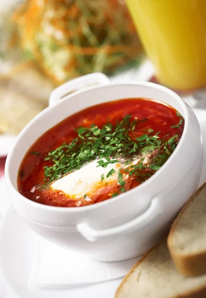 Borscht i en skål med bröd — Stockfoto