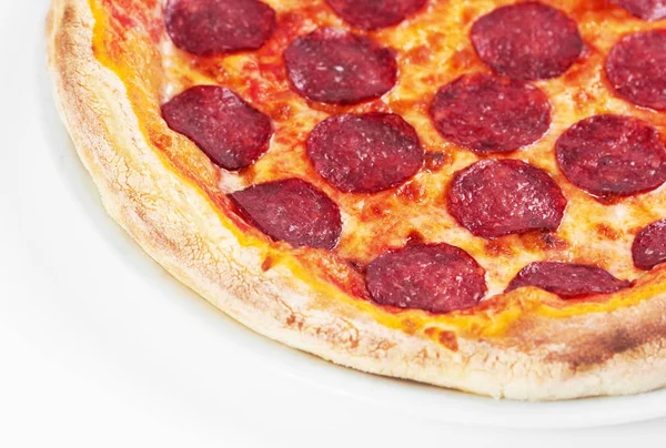 Pizza na białym tle — Zdjęcie stockowe