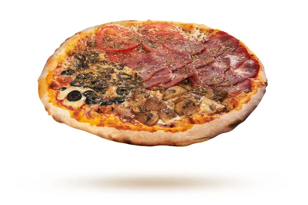 Pizza på en vit bakgrund — Stockfoto