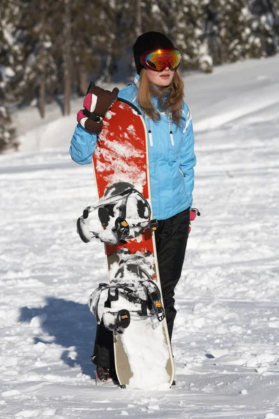 Ung Kvinna Snowboardåkare Med Snowboard — Stockfoto