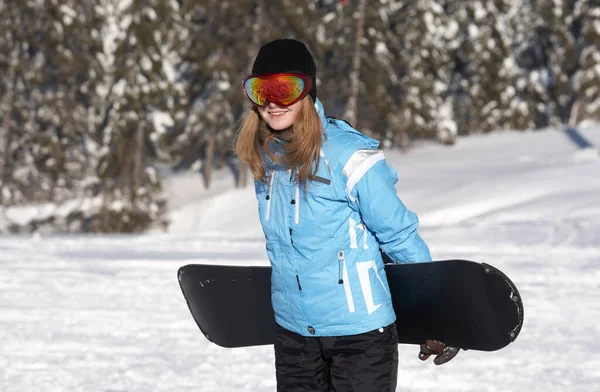 Jeune Femme Snowboarder Avec Snowboard — Photo