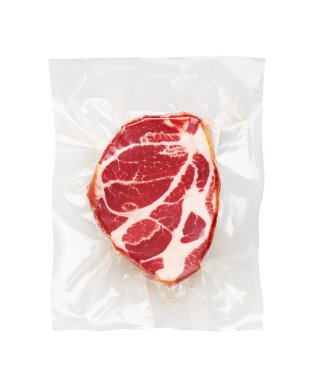 Pakette taze çiğ et, beyaz arkaplanda izole
