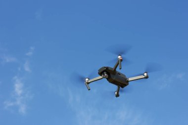 Mavi gökyüzünde uçan dron
