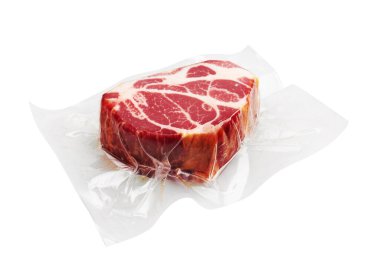 Pakette taze çiğ et, beyaz arkaplanda izole