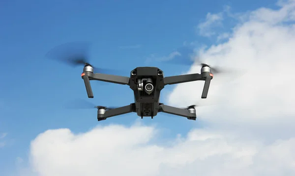 Fliegende Drohne Blauen Himmel — Stockfoto
