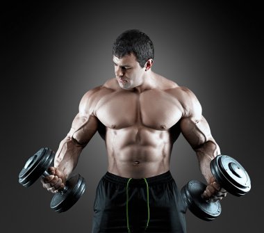 Vücut geliştirmeci dumbbells ile portresi