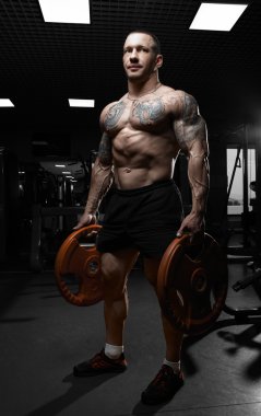 Kaslı atletik vücut geliştirmeci