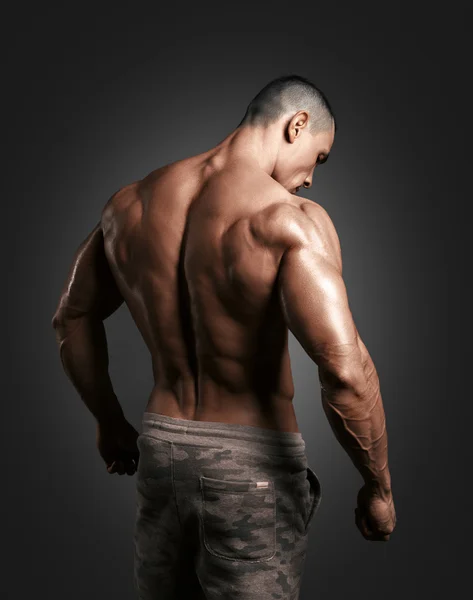 Muscoloso modello maschile mostrando la schiena — Foto Stock