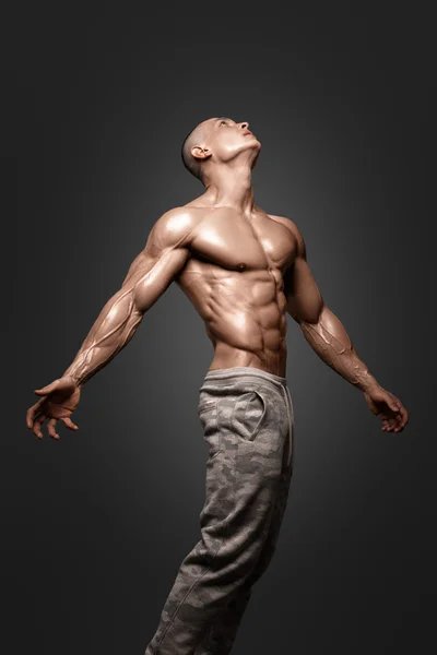 Ισχυρός άνδρας αθλητικό μοντέλο γυμναστήριο κορμού προβολή abs έξι πακέτων. — Φωτογραφία Αρχείου