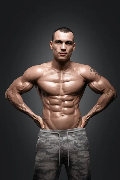 Erős, sportos férfi fitness modell törzs találat hat pack abs. — Stock Fotó