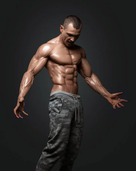 Starker athletischer Mann Fitness-Modell Oberkörper zeigt Sixpack Bauchmuskeln. — Stockfoto