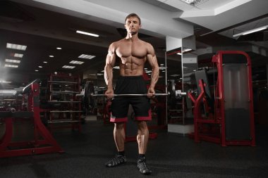 Kaslı atletik vücut geliştirmeci