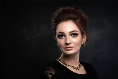 Siyah klasik elbise güzel bir kadın. Vogue tarzı fotoğraf.