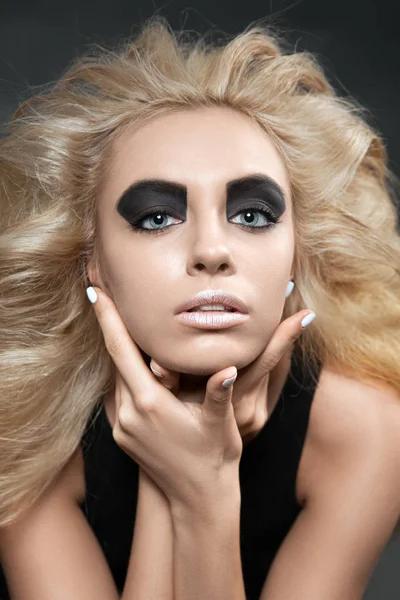 Closeup portrait of a woman with smoky eye makeup — Stock Photo, Image