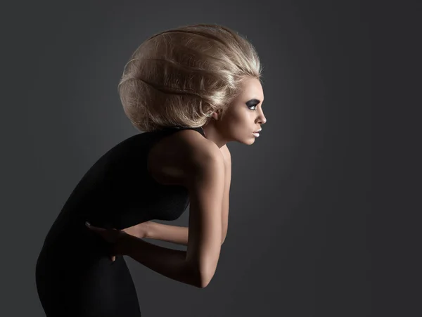 Kobieta z futurystyczny fryzurę — Zdjęcie stockowe