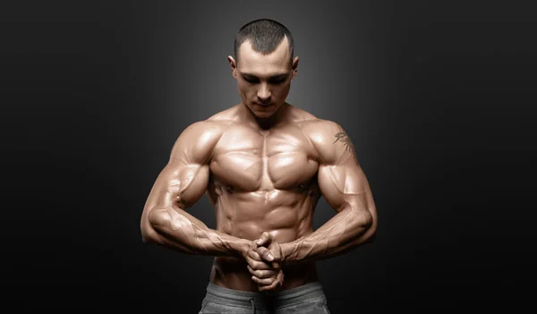 强健壮的男人健身模型躯干显示六块腹肌. — 图库照片