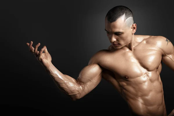 Forte atletica uomo fitness modello busto mostrando grandi muscoli — Foto Stock
