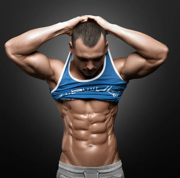 강한 운동 남자 피트 니스 모델 몸통의 큰 근육을 보여주는 — 스톡 사진