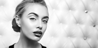 Seksi sarışın stüdyo portresi