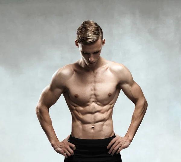 Forte atletica uomo fitness modello busto mostrando sei pack abs . — Foto Stock