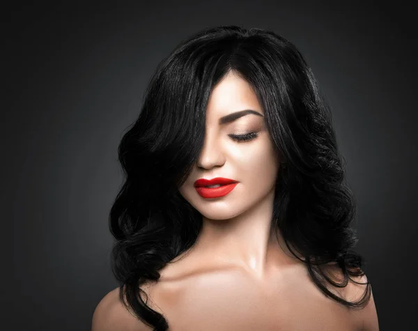 Schöne brünette Frau mit Shot-Frisur und sexy roten Lippen. — Stockfoto