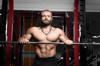 Kaslı atletik vücut geliştirmeci