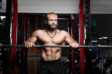 Kaslı atletik vücut geliştirmeci