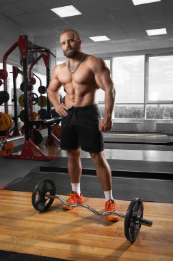 Kaslı atletik vücut geliştirmeci