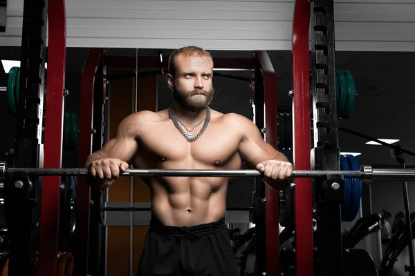 Kaslı atletik vücut geliştirmeci