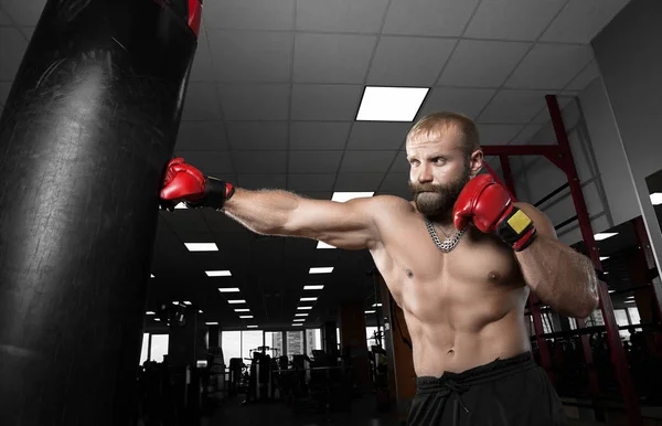 Forte homem muscular boxe no ginásio . — Fotografia de Stock