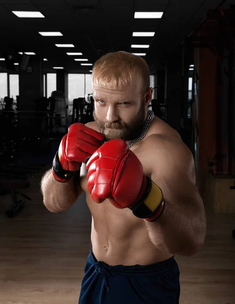 Forte homem muscular boxe no ginásio . — Fotografia de Stock