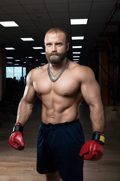 Forte homem muscular boxe no ginásio . — Fotografia de Stock