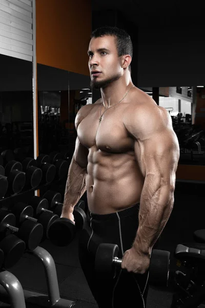 Muskulös atletisk bodybuilder — Stockfoto