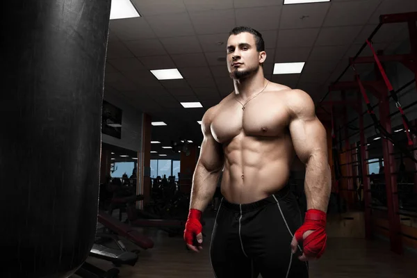 Muscular athletic bodybuilder — Stock Photo, Image