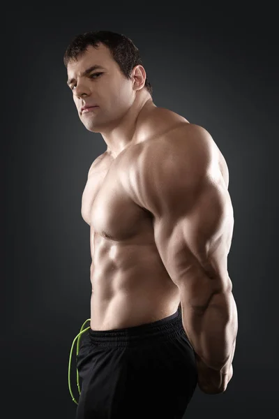 Строгий атлетичный мужчина с модельным торсом, демонстрирующий шесть пачек абс . — стоковое фото