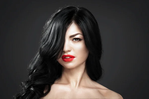 Shot saç modeli ve seksi kırmızı dudaklar ile güzel esmer kadın. — Stok fotoğraf